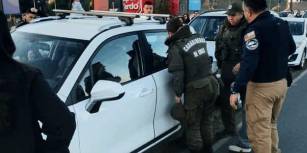 Un niño inconsciente en Temuco fue rescatado desde un vehículo por inspectores municipales y Carabineros durante Fiestas Patrias.
