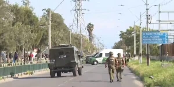 Funcionarios de Carabineros despliegan un operativo en la población Las Dunas de Lo Espejo tras el ataque que dejó a un cabo en extrema gravedad.