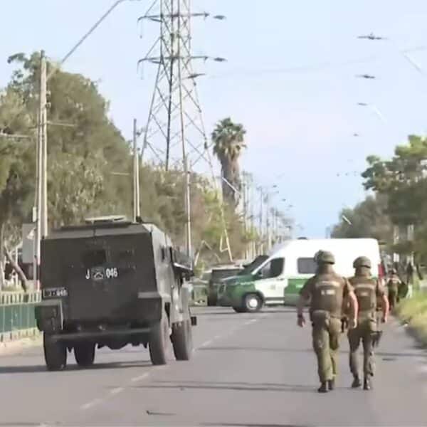 Funcionarios de Carabineros despliegan un operativo en la población Las Dunas de Lo Espejo tras el ataque que dejó a un cabo en extrema gravedad.