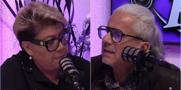 Dos personas con anteojos aparecen conversando frente a micrófonos en un estudio iluminado con luz morada, en una imagen dividida en dos planos.
