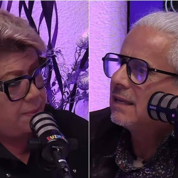 Dos personas con anteojos aparecen conversando frente a micrófonos en un estudio iluminado con luz morada, en una imagen dividida en dos planos.
