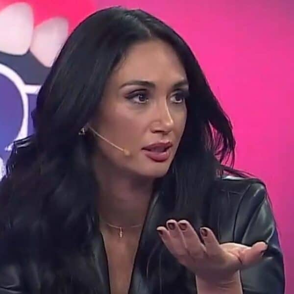 Pamela Jiles reveló en Sígueme que a Ale Valle le pusieron un alfiler en su asiento en SQP y según Fanny Mazuela la responsable habría sido Pamela Díaz