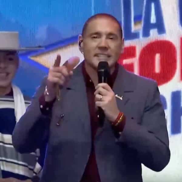 Pancho Saavedra rompió el libreto en la inauguración de La Gran Fonda de Chile en el Parque O'Higgins, se tomó un vino al seco y dedicó una paya con mensaje a quienes conducen el país