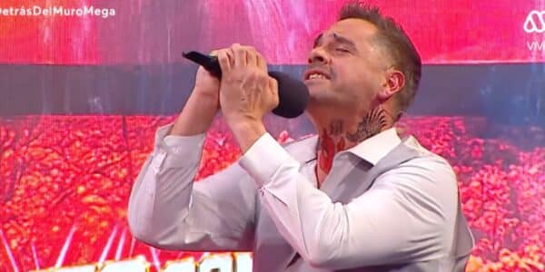 Detrás del Muro estrenó la parodia "Canto con Fiebre" sobre la presentación de Mauricio Pinilla en Fiebre de Canto, que desató risas en redes sociales