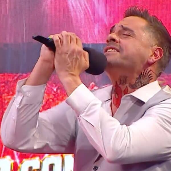 Detrás del Muro estrenó la parodia "Canto con Fiebre" sobre la presentación de Mauricio Pinilla en Fiebre de Canto, que desató risas en redes sociales