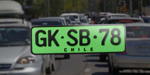 Un vehículo eléctrico mostrando el diseño de la placa patente verde, en alusión a la normativa del Ministerio de Transportes que hace obligatorio su uso para modelos nuevos eléctricos e híbridos enchufables, permitiendo además el cambio voluntario de matrícula para quienes ya contaban con uno de estos autos.