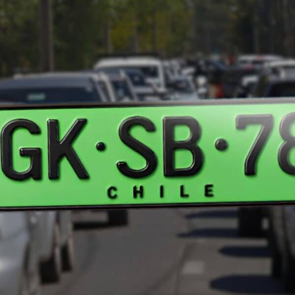 Un vehículo eléctrico mostrando el diseño de la placa patente verde, en alusión a la normativa del Ministerio de Transportes que hace obligatorio su uso para modelos nuevos eléctricos e híbridos enchufables, permitiendo además el cambio voluntario de matrícula para quienes ya contaban con uno de estos autos.
