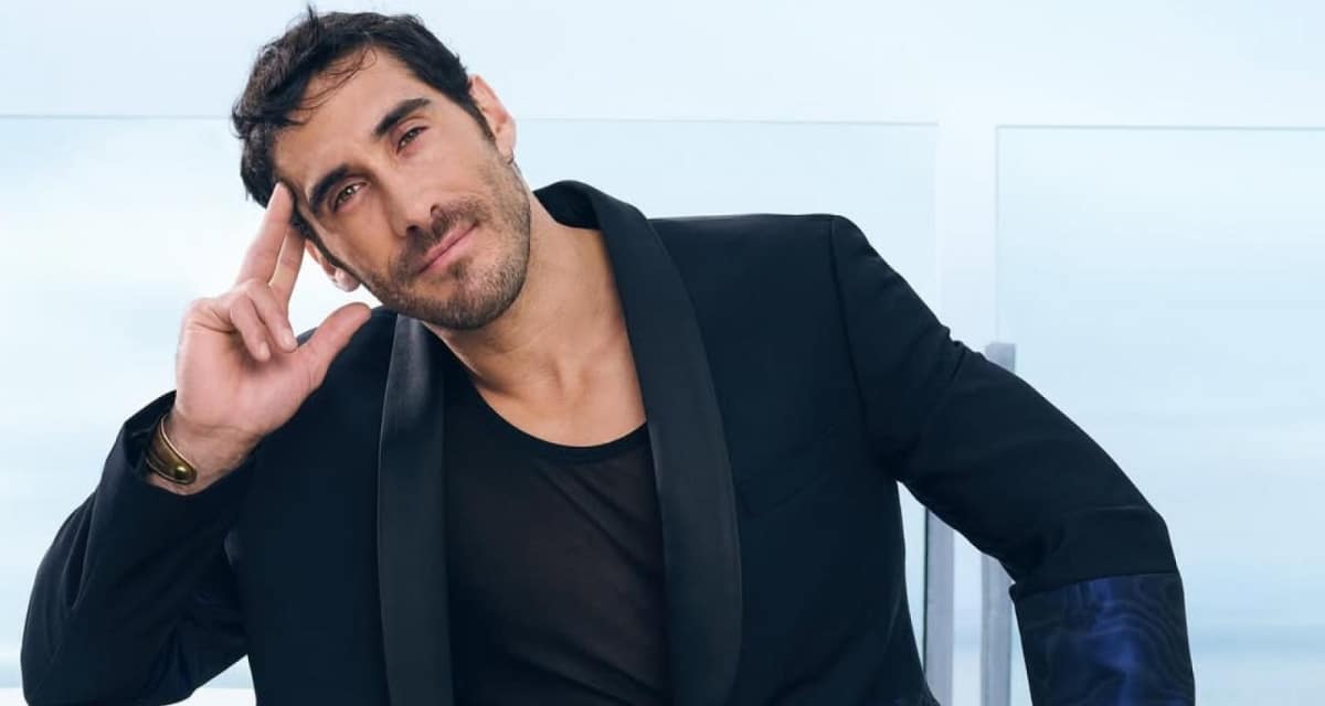 Pedro Astorga compartió una selfie con bata clínica antes de su intervención en la espalda