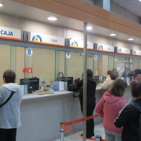 Personas adultas mayores, beneficiarias de la PGU, revisando información previsional en una sucursal de ChileAtiende, en un contexto en que el Instituto de Previsión Social recordó las causales que pueden suspender el pago de la Pensión Garantizada Universal. Imagen mínima recomendada: 1200 px de ancho.
