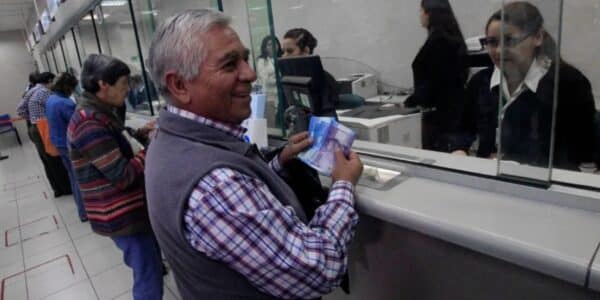 Persona adulta mayor en una sucursal de ChileAtiende, en el marco de la ampliación de la Pensión Garantizada Universal a nuevos beneficiarios desde septiembre de 2026.