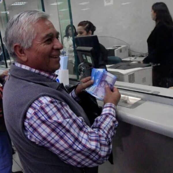 Persona adulta mayor en una sucursal de ChileAtiende, en el marco de la ampliación de la Pensión Garantizada Universal a nuevos beneficiarios desde septiembre de 2026.