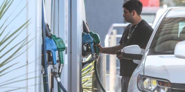 Pizarra de precios en una bencinera de Chile, donde el precio de las bencinas y el diésel enfrentaría una cuarta alza consecutiva desde el jueves 1 de octubre, según las proyecciones de analistas ante el encarecimiento internacional del petróleo.