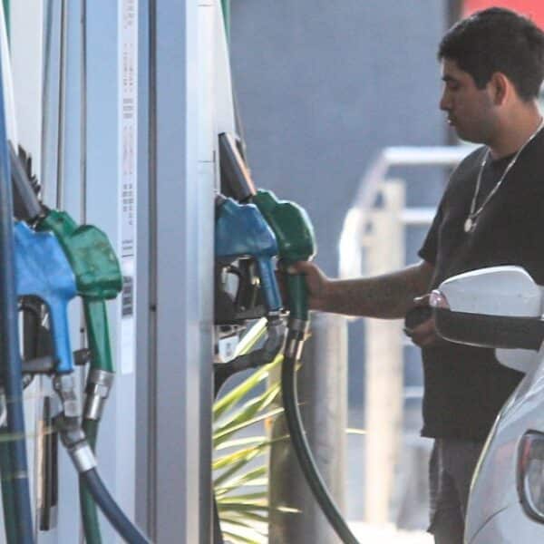 Pizarra de precios en una bencinera de Chile, donde el precio de las bencinas y el diésel enfrentaría una cuarta alza consecutiva desde el jueves 1 de octubre, según las proyecciones de analistas ante el encarecimiento internacional del petróleo.