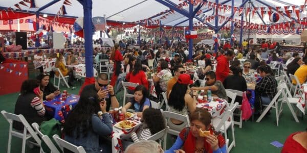 Precios de las principales fondas de Santiago 2026: desde $5.000 con beneficios para niños, adultos mayores y vecinos