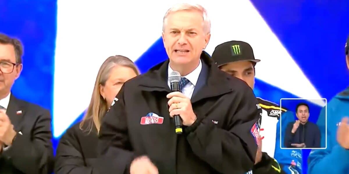 El Presidente José Antonio Kast enfrentó pifias y respondió al público durante la largada protocolar del WRC Rally Chile Biobío 2026 en la Plaza de la Independencia de Concepción.