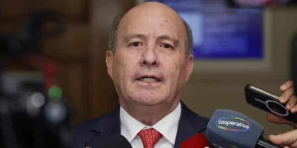Alcaldes y municipios en alerta por eventuales recortes del Presupuesto 2027 a programas sociales e infraestructura, a días de su ingreso al Congreso.