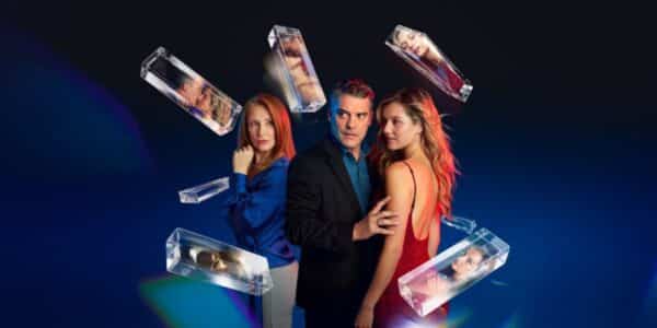 El elenco protagónico de Prohibida Obsesión en una escena de la ficción, en alusión al exitoso debut de la nueva teleserie nocturna de Mega protagonizada por Diego Muñoz, Sigrid Alegría y Fernanda Finsterbusch, la cual arrasó en sintonía liderando cómodamente el rating de su franja horaria frente a la competencia televisiva.