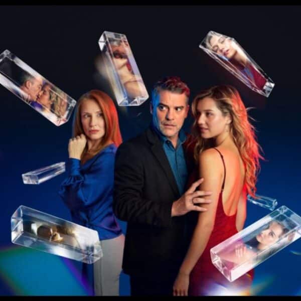 El elenco protagónico de Prohibida Obsesión en una escena de la ficción, en alusión al exitoso debut de la nueva teleserie nocturna de Mega protagonizada por Diego Muñoz, Sigrid Alegría y Fernanda Finsterbusch, la cual arrasó en sintonía liderando cómodamente el rating de su franja horaria frente a la competencia televisiva.