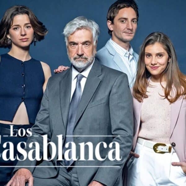 Imagen promocional de Prohibida Obsesión, la nueva teleserie nocturna de Mega que se estrena el 28 de septiembre y sumó a un querido actor en un rol clave