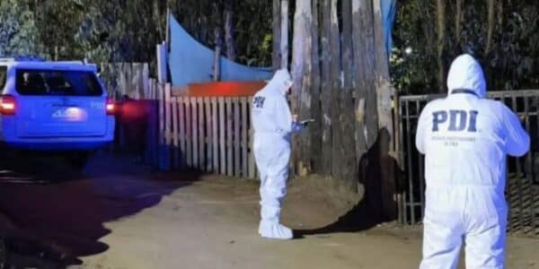 Detectives de la PDI y peritos de criminalística trabajando en un sitio acordonado, imagen referencial de la investigación por la muerte de una mujer de 60 años que fue encontrada sin vida en una tinaja de una parcela del sector Los Quillayes en Quilpué.
