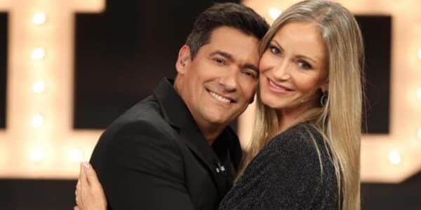Fotografía de Rafael Araneda y Marcela Vacarezza posando juntos y sonrientes en un evento