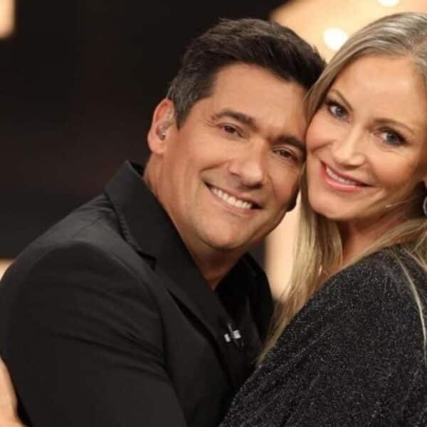 Fotografía de Rafael Araneda y Marcela Vacarezza posando juntos y sonrientes en un evento