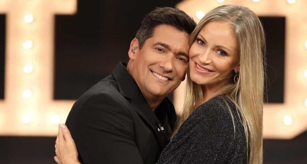Fotografía de Rafael Araneda y Marcela Vacarezza posando juntos y sonrientes en un evento
