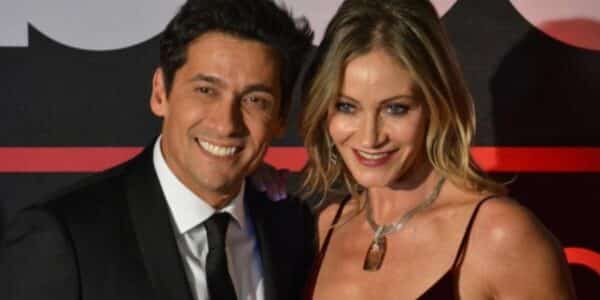 Rafa Araneda y Marcela Vacarezza sonriendo junto a su hijo menor Benjamín en su primer día escolar