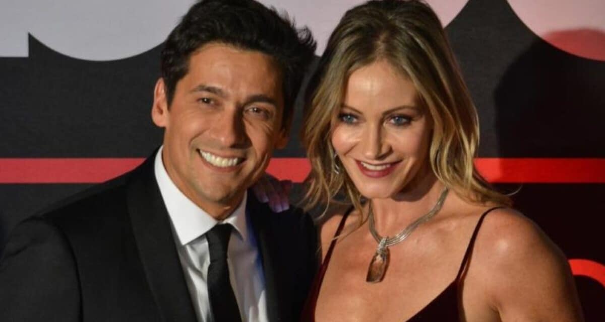 Rafa Araneda y Marcela Vacarezza sonriendo junto a su hijo menor Benjamín en su primer día escolar