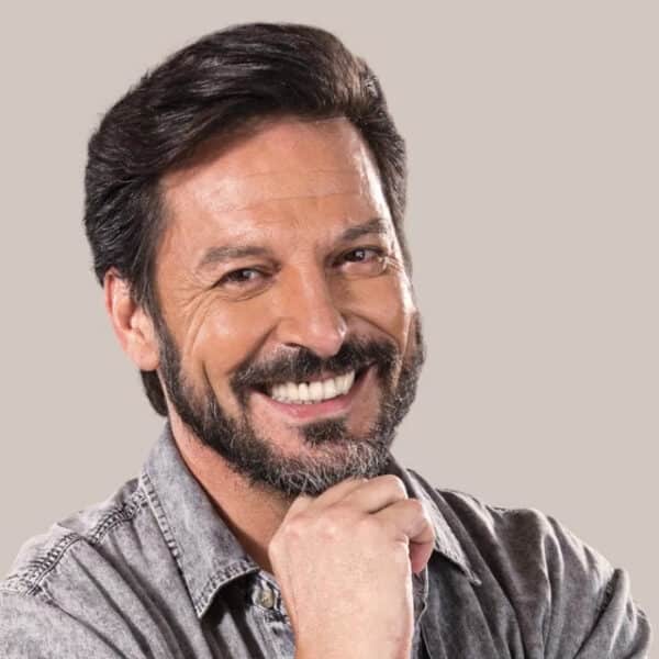 Rafael Cavada, periodista de Chilevisión, fue vinculado en Zona de Estrellas con varias actrices por su fama de galán en el bar Liguria