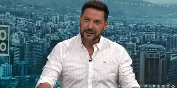 Rafael Cavada cumple dos semanas fuera de pantalla en Chilevisión: sigue sin figurar en las nóminas del noticiero y su auto fue retirado de las instalaciones del canal.