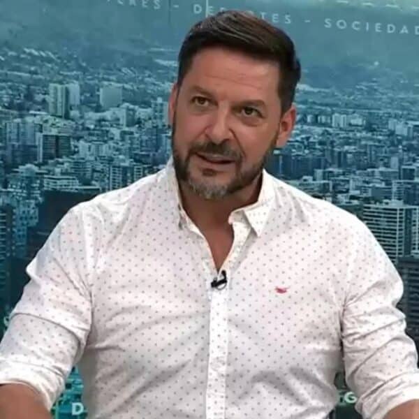 Rafael Cavada cumple dos semanas fuera de pantalla en Chilevisión: sigue sin figurar en las nóminas del noticiero y su auto fue retirado de las instalaciones del canal.