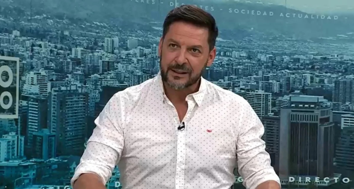Rafael Cavada cumple dos semanas fuera de pantalla en Chilevisión: sigue sin figurar en las nóminas del noticiero y su auto fue retirado de las instalaciones del canal.