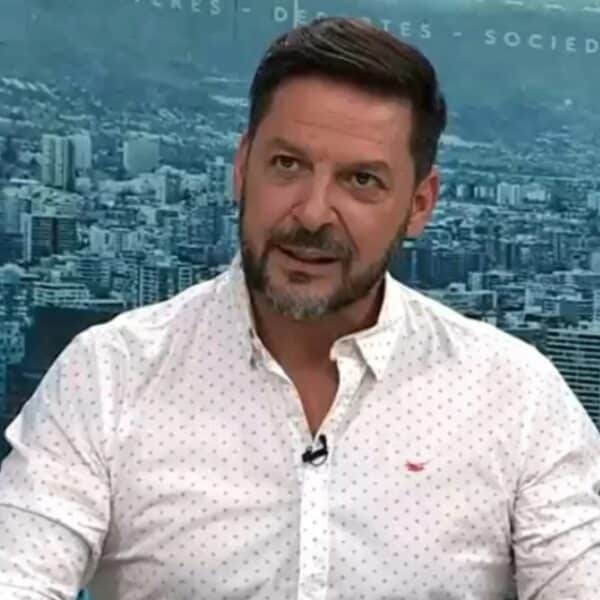 Rafael Cavada permanece en Chilevisión tras el episodio que lo sacó del aire el 29 de agosto y ya grabó su primera nota de regreso, un vuelo con la FACH para el fin de semana dieciochero