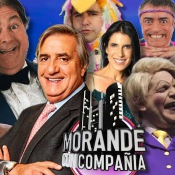 El comediante Pablo Zamora caracterizado como el personaje de humor Popín, en alusión a su confirmado regreso a la televisión a través de las pantallas de Chilevisión en El Club de la Comedia, donde revivirá el clásico segmento "Esto es muy penca" junto a sus emblemáticos corpóreos tras años alejado de la pantalla abierta.