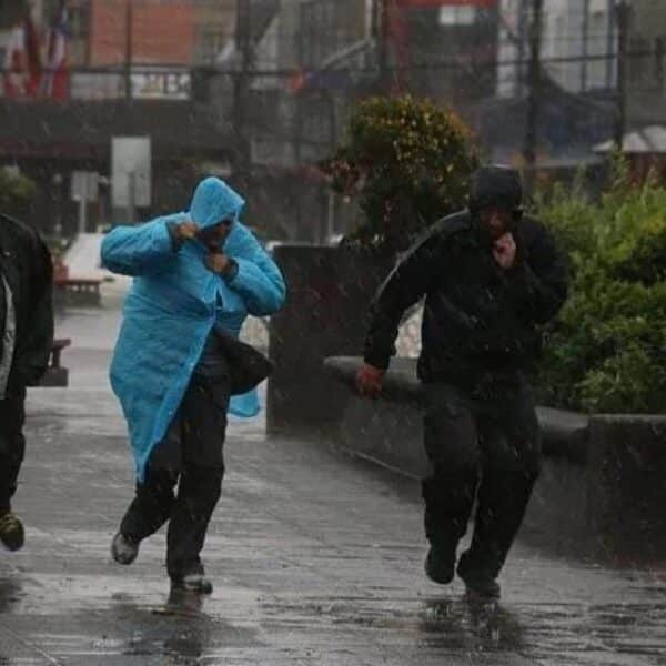 Nubes cargadas y lluvia intensa sobre una ciudad del sur de Chile, representando el temporal con río atmosférico que afectará a seis regiones del país durante esta semana de septiembre.