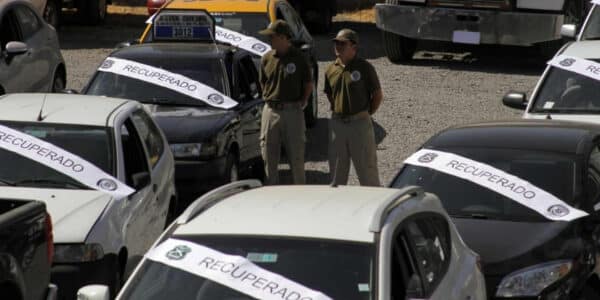 Auto estacionado en una calle de Chile: el robo de vehículos asegurados cayó 15,8% en el primer semestre de 2026