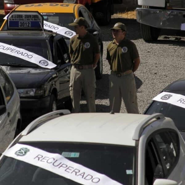 Auto estacionado en una calle de Chile: el robo de vehículos asegurados cayó 15,8% en el primer semestre de 2026