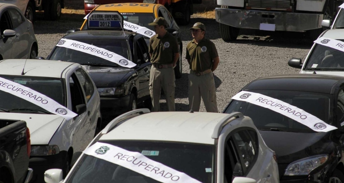 Auto estacionado en una calle de Chile: el robo de vehículos asegurados cayó 15,8% en el primer semestre de 2026