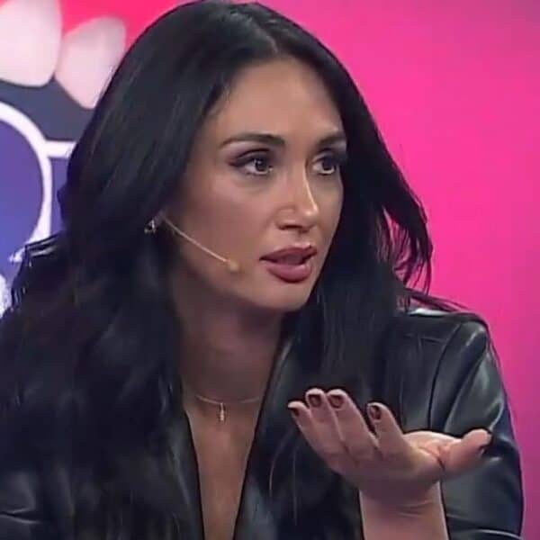 Rodrigo Gallina junto a Pamela Díaz en el set de Mañana Te Cuento, el programa del canal de streaming Once Stream, donde la animadora afirmó que el ex chico Yingo había salido de Canal 13, versión que la señal desmintió categóricamente.