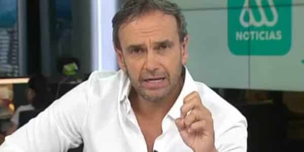 El periodista Rodrigo Sepúlveda en una transmisión televisiva, en alusión a su intervención desde Estados Unidos donde envió condolencias por el asesinato del cabo Cristopher Aguilera y lanzó un enérgico emplazamiento a las autoridades, exigiendo menos discursos y más acciones concretas frente a la delincuencia para proteger a Carabineros y a la ciudadanía.