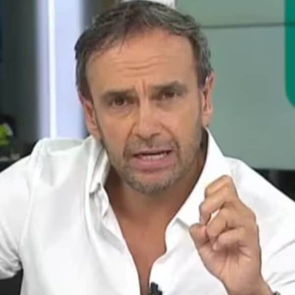 El periodista Rodrigo Sepúlveda en una transmisión televisiva, en alusión a su intervención desde Estados Unidos donde envió condolencias por el asesinato del cabo Cristopher Aguilera y lanzó un enérgico emplazamiento a las autoridades, exigiendo menos discursos y más acciones concretas frente a la delincuencia para proteger a Carabineros y a la ciudadanía.