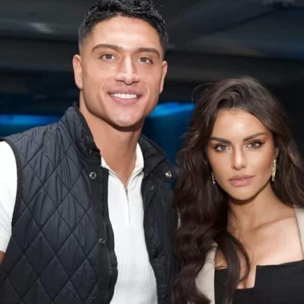 Sammis Reyes y Emilia Dides posan juntos en un evento público, pareja que enfrenta rumores de crisis tras versiones difundidas por la prensa de espectáculos.