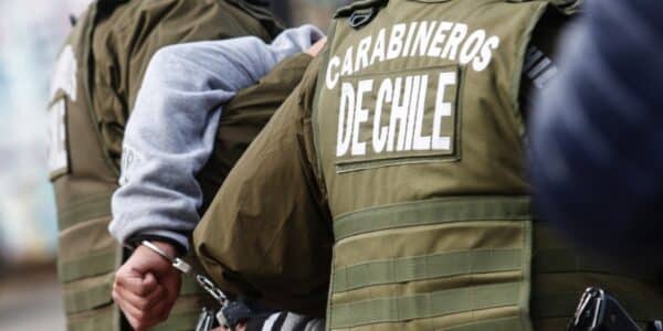Carabineros rescató a un venezolano secuestrado en Puerto Montt: dos colombianos lo amenazaron con tijeras por una deuda.