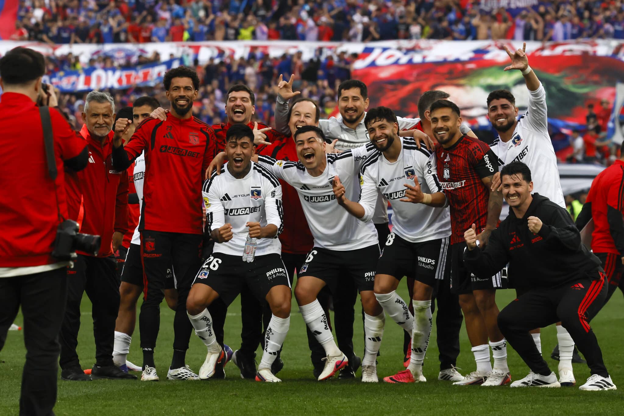 Colo Colo llevó los festejos por el triunfo en el Superclásico a la zona de camarines.