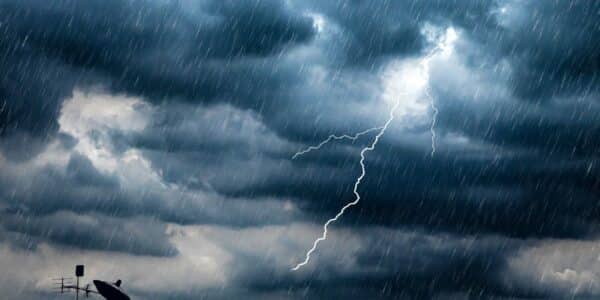 Cielo cubierto y lluvia intensa sobre una ciudad del sur de Chile durante un sistema frontal, fenómeno que activó una alarma meteorológica de la DMC en tres regiones esta semana de septiembre.
