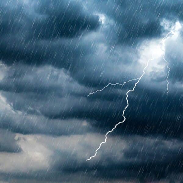 Cielo cubierto y lluvia intensa sobre una ciudad del sur de Chile durante un sistema frontal, fenómeno que activó una alarma meteorológica de la DMC en tres regiones esta semana de septiembre.