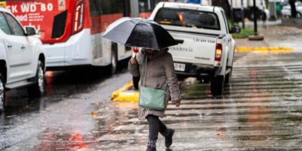 Persona con paraguas bajo intensa lluvia en el sur de Chile por el sistema frontal de inicio de septiembre