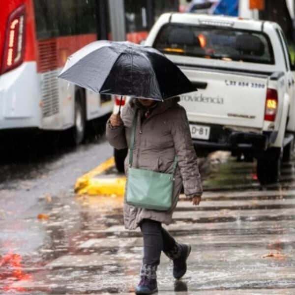 Persona con paraguas bajo intensa lluvia en el sur de Chile por el sistema frontal de inicio de septiembre