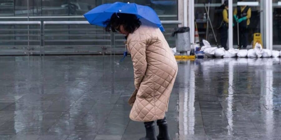 Cielo nublado y lluvia sobre la zona centro-sur de Chile, ante el aviso de la Dirección Meteorológica por un sistema frontal que afectará a seis regiones